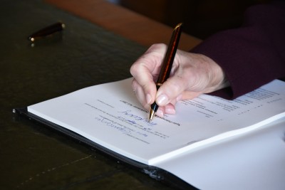 Image of Dame Patsy's hand as she signs the Ngāti Pūkenga Claims Settlement Bill