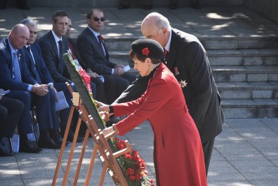 An image of Their Excellencies laying a wreath