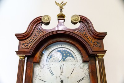 Image of the detailing on the case clock