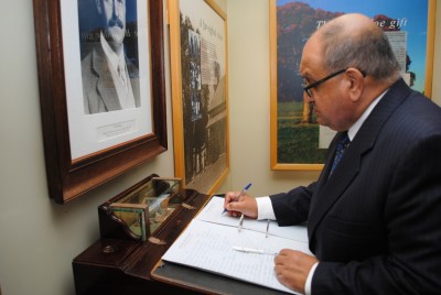 Sir Anand signs the Visitor Book at the Waitangi Treaty House.