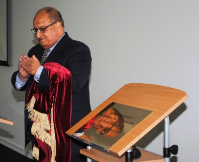 Sir Anand Satyanand unveils the plaque to officially open the Northland Events Centre/Toll Stadium.